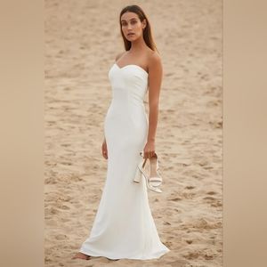 Lulu's Elegant White Strapless Wedding Dress